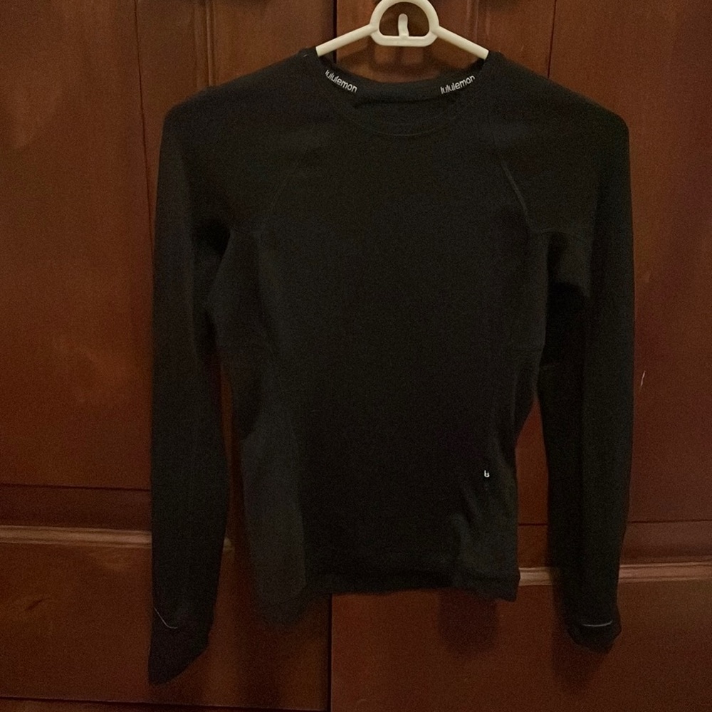 Black lululemon workout long sleeve with front pocket w/zipper